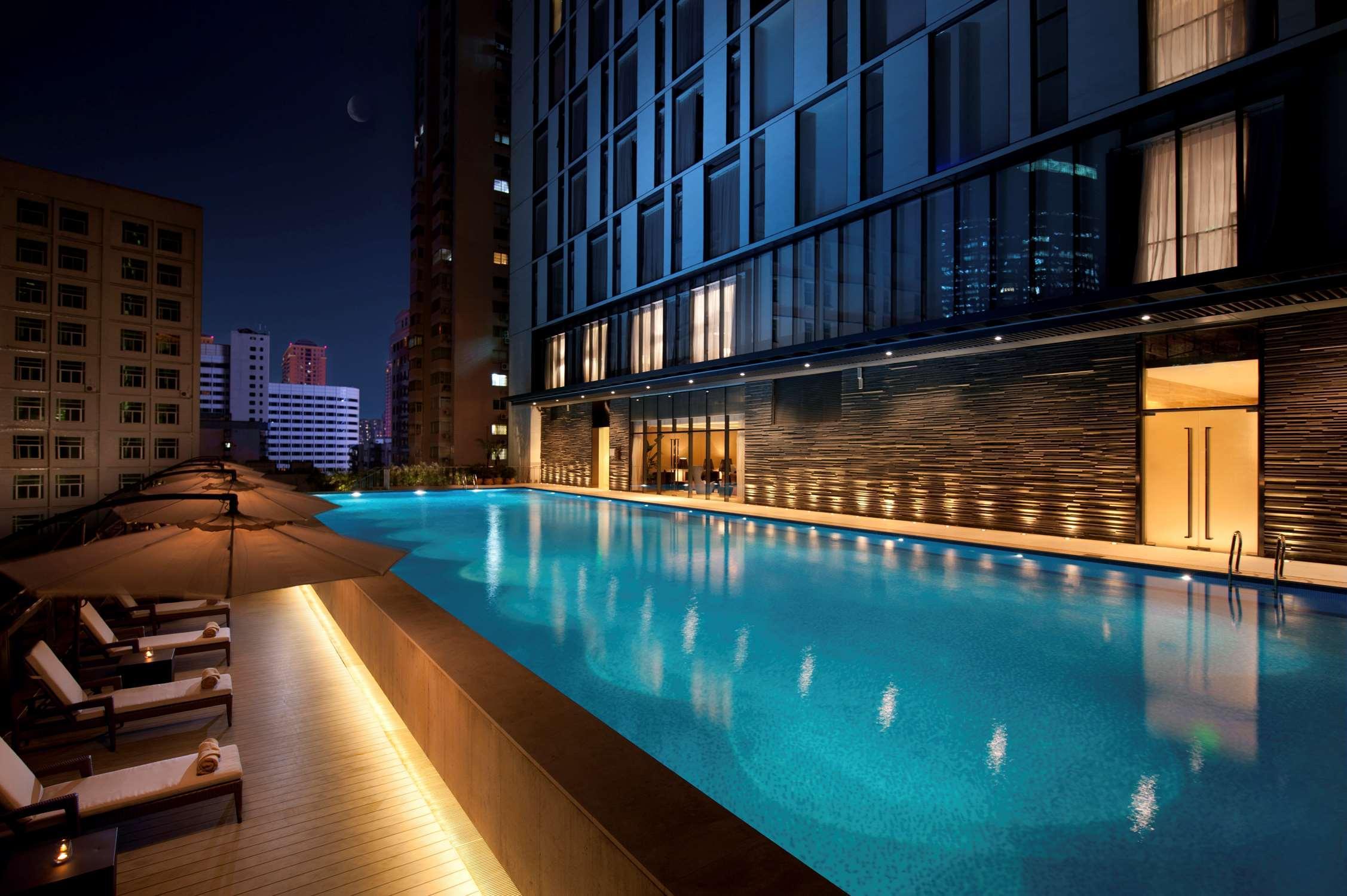 Hilton Guangzhou Tianhe - Free Shuttle Bus And Registration Counter Available During Canton Fair Period Zewnętrze zdjęcie The swimming pool at the hotel