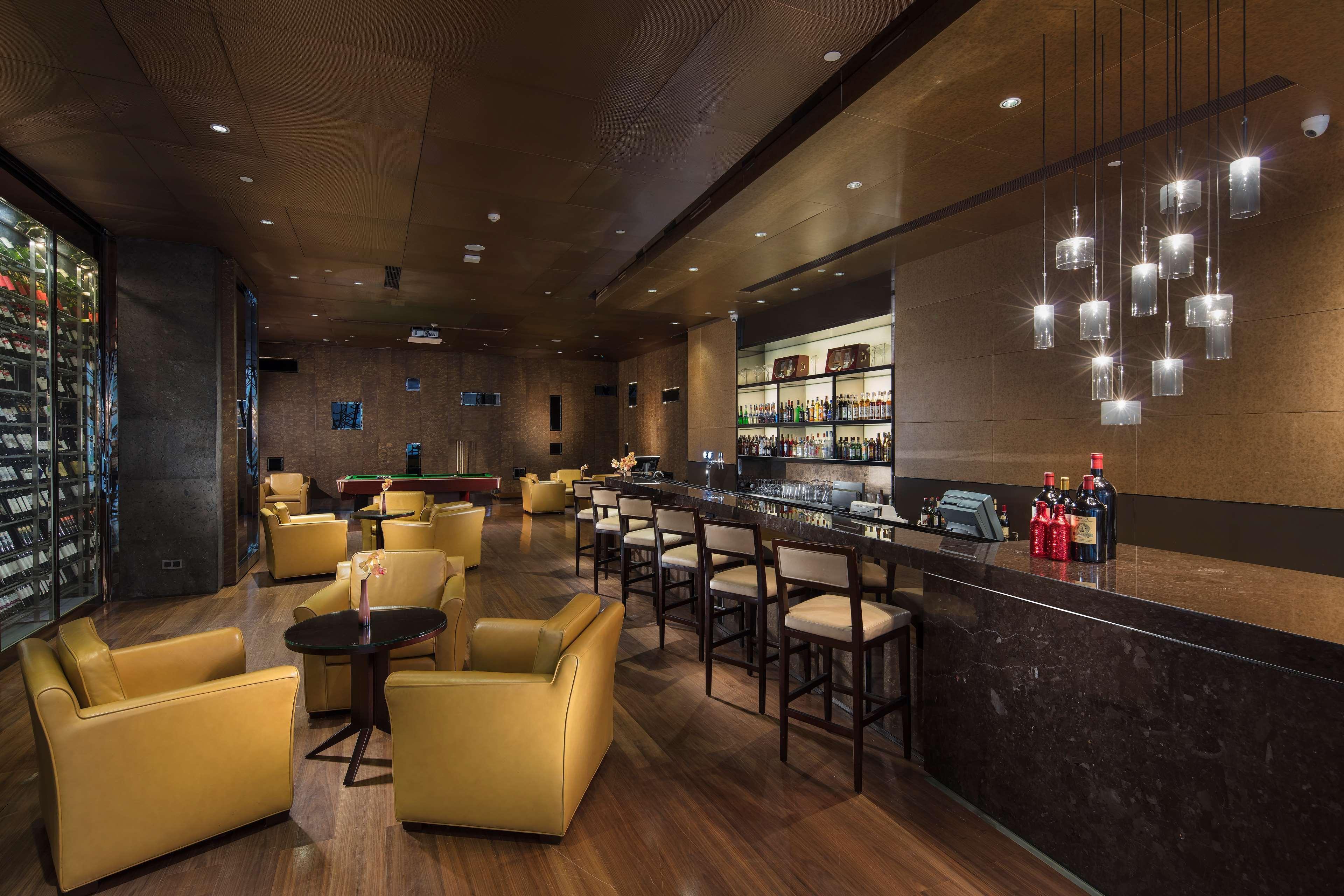 Hilton Guangzhou Tianhe - Free Shuttle Bus And Registration Counter Available During Canton Fair Period Zewnętrze zdjęcie The bar at the lounge