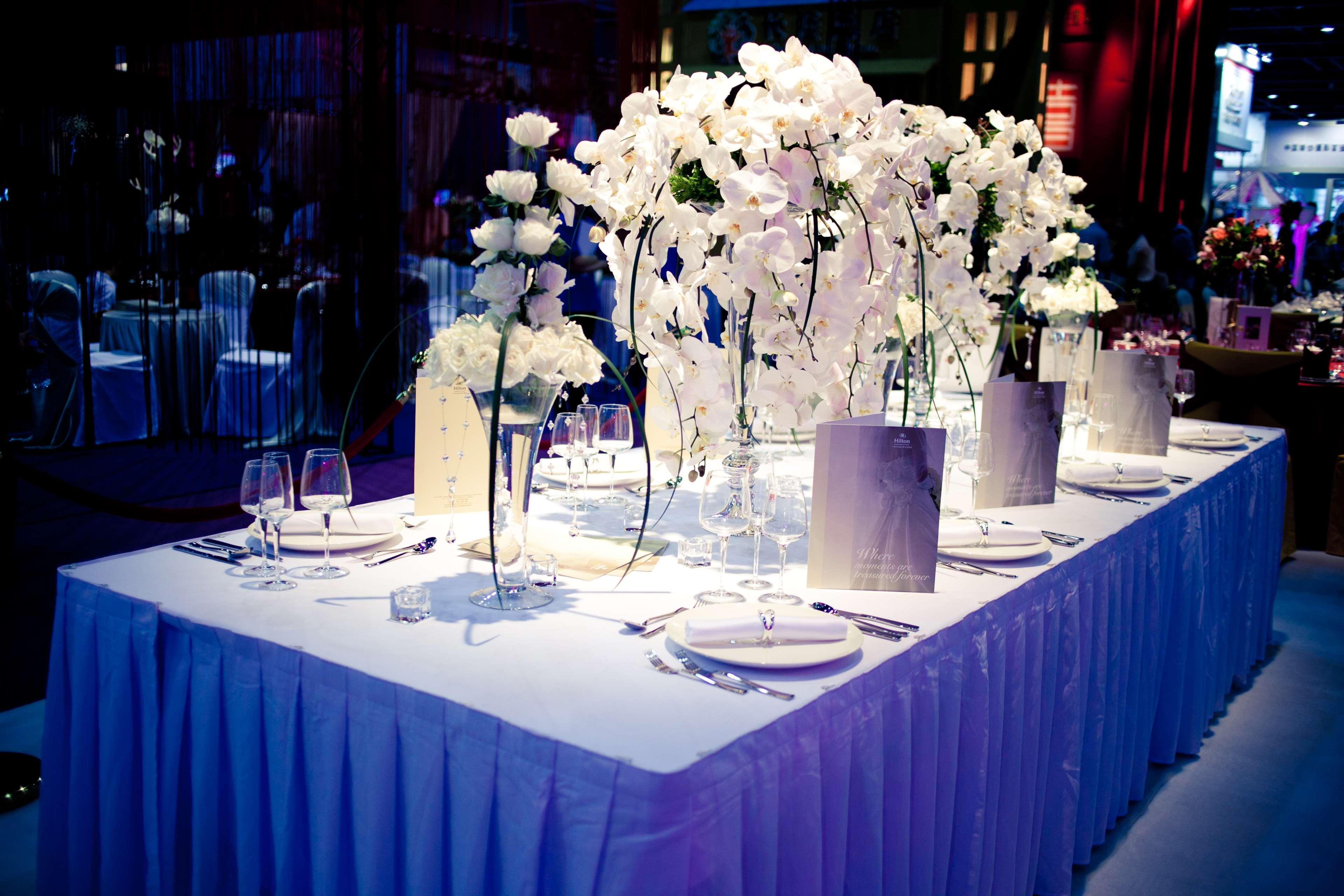 Hilton Guangzhou Tianhe - Free Shuttle Bus And Registration Counter Available During Canton Fair Period Zewnętrze zdjęcie A table set for a formal dinner
