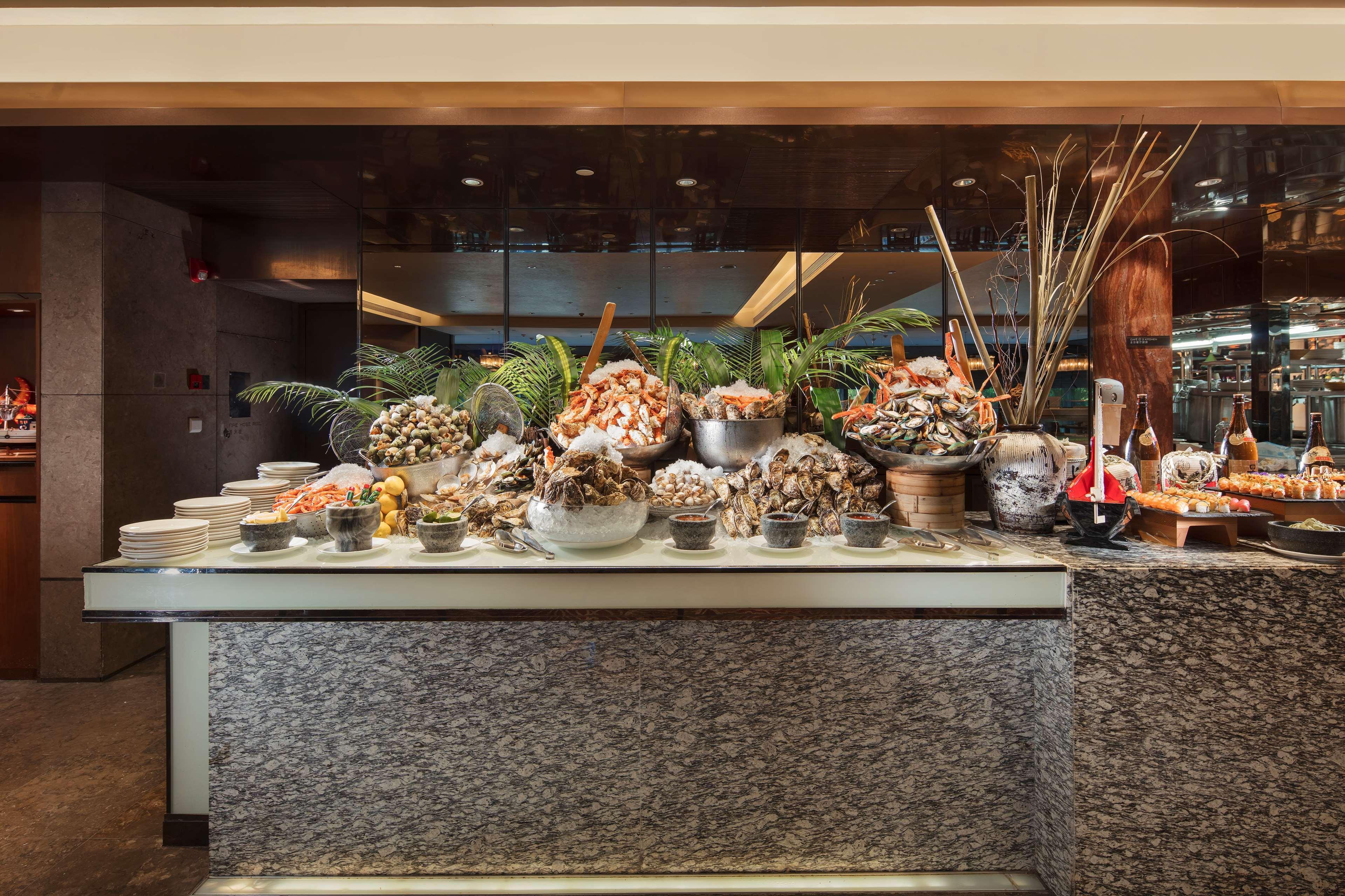 Hilton Guangzhou Tianhe - Free Shuttle Bus And Registration Counter Available During Canton Fair Period Zewnętrze zdjęcie Seafood display at the buffet