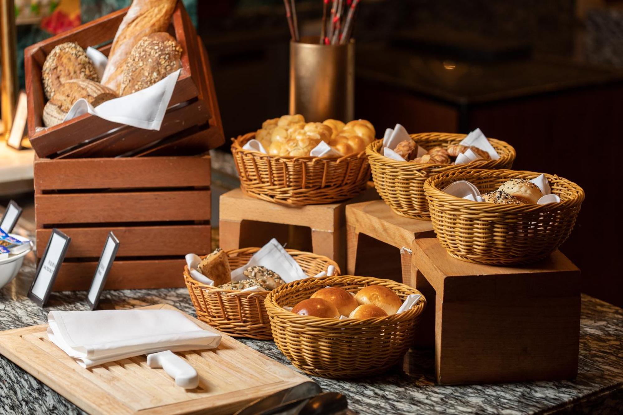 Hilton Guangzhou Tianhe - Free Shuttle Bus And Registration Counter Available During Canton Fair Period Zewnętrze zdjęcie Bread at a buffet
