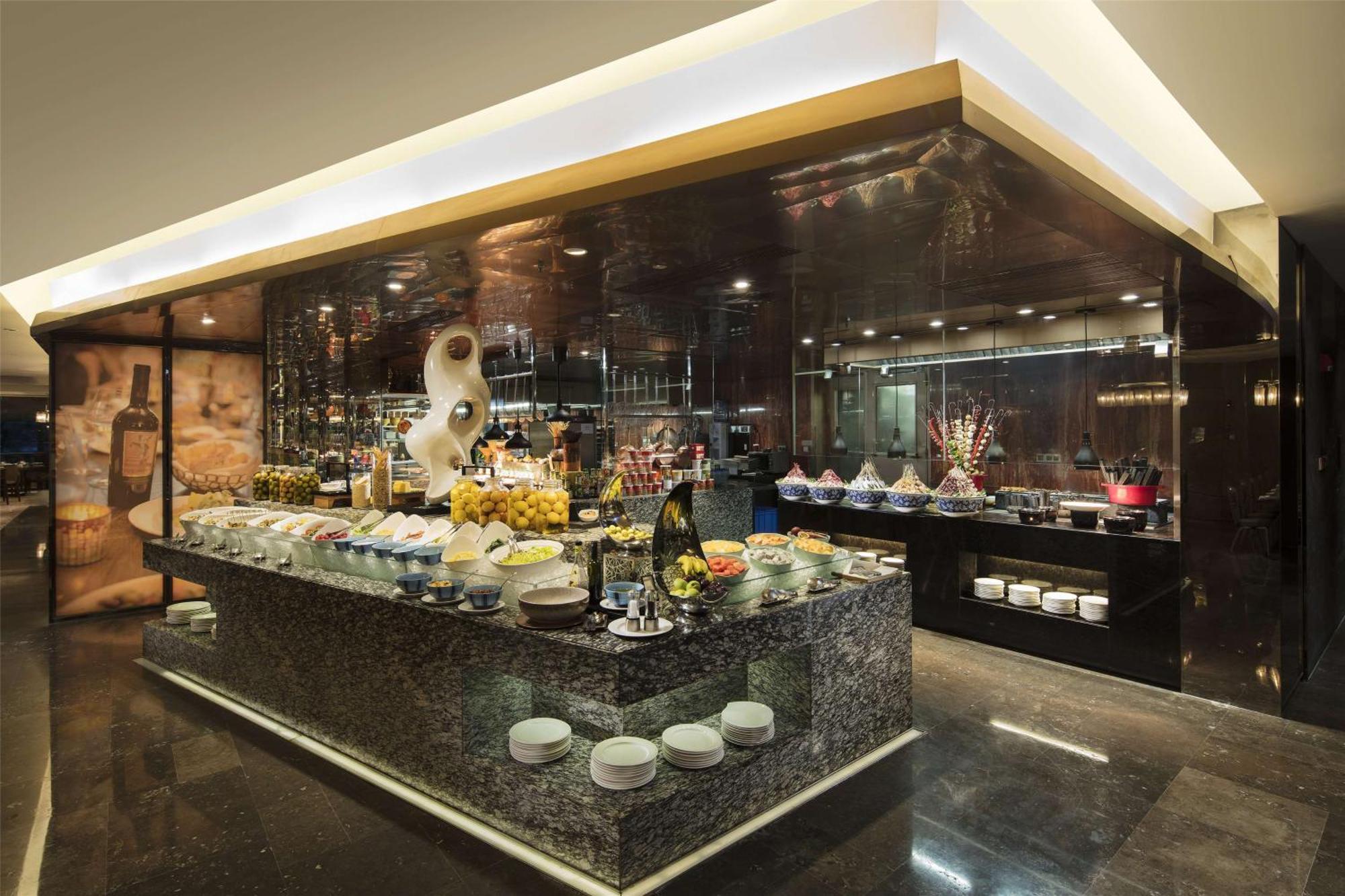 Hilton Guangzhou Tianhe - Free Shuttle Bus And Registration Counter Available During Canton Fair Period Zewnętrze zdjęcie The buffet at the lobby