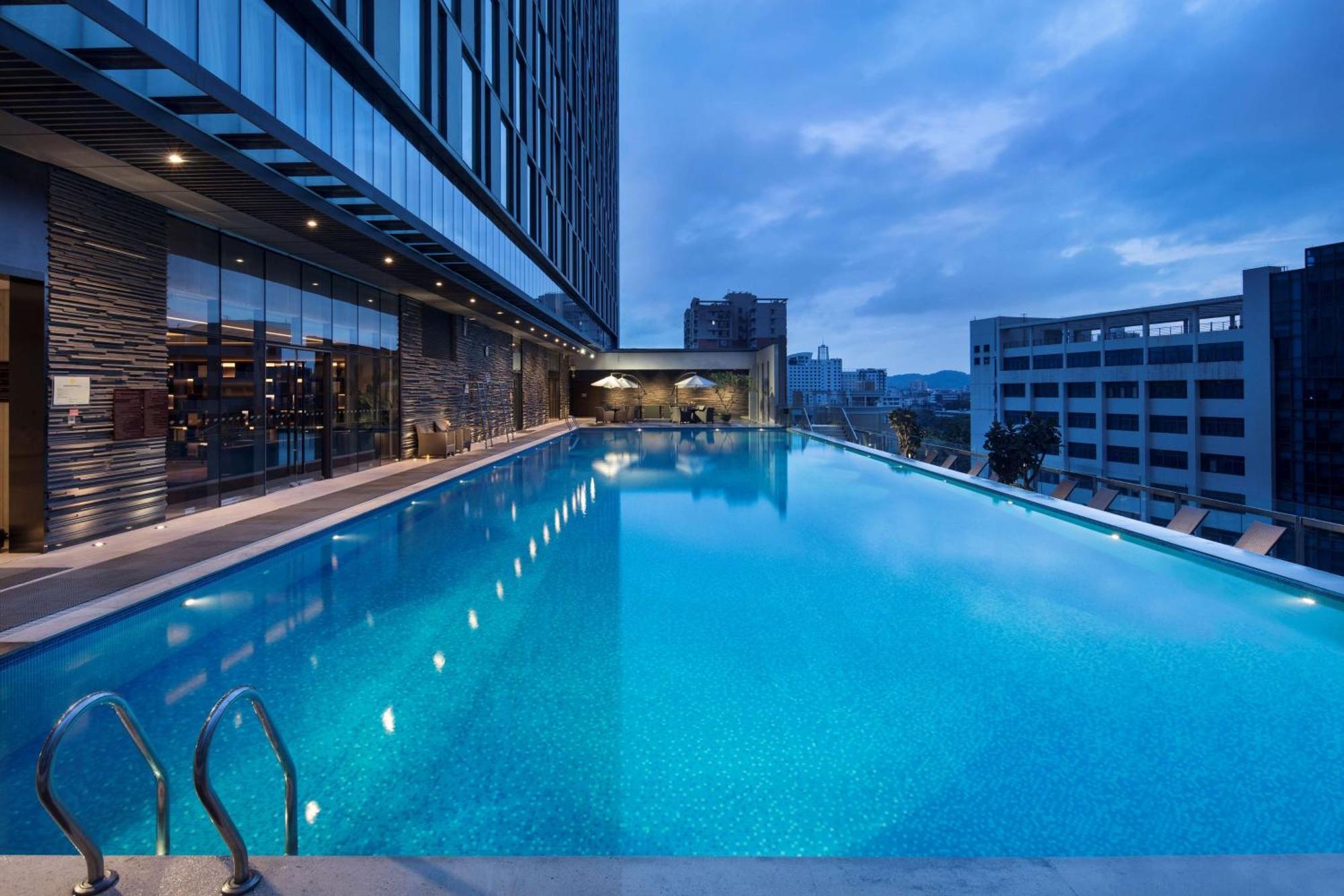 Hilton Guangzhou Tianhe - Free Shuttle Bus And Registration Counter Available During Canton Fair Period Zewnętrze zdjęcie The swimming pool at the hotel