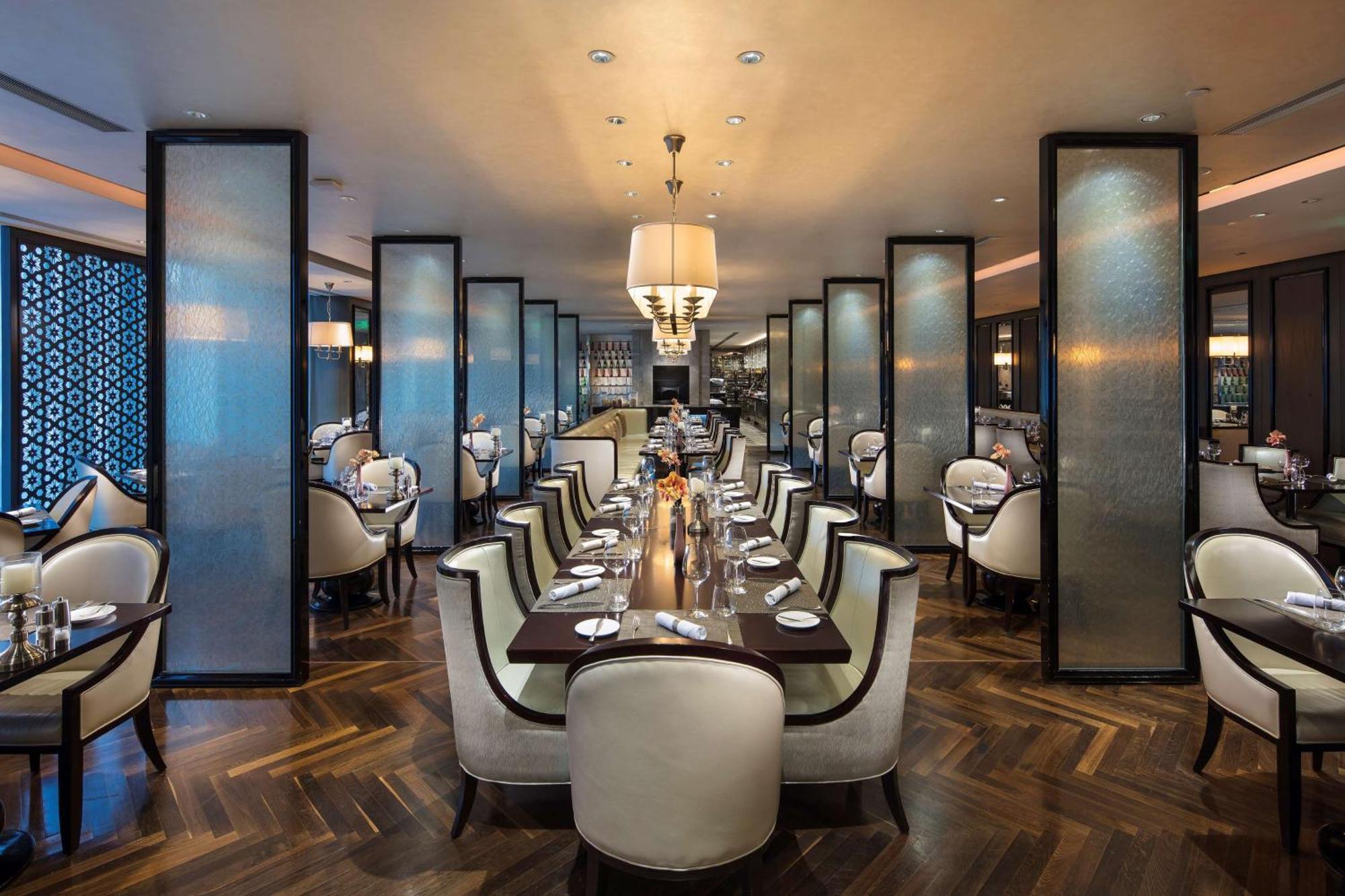 Hilton Guangzhou Tianhe - Free Shuttle Bus And Registration Counter Available During Canton Fair Period Zewnętrze zdjęcie The interior of the restaurant