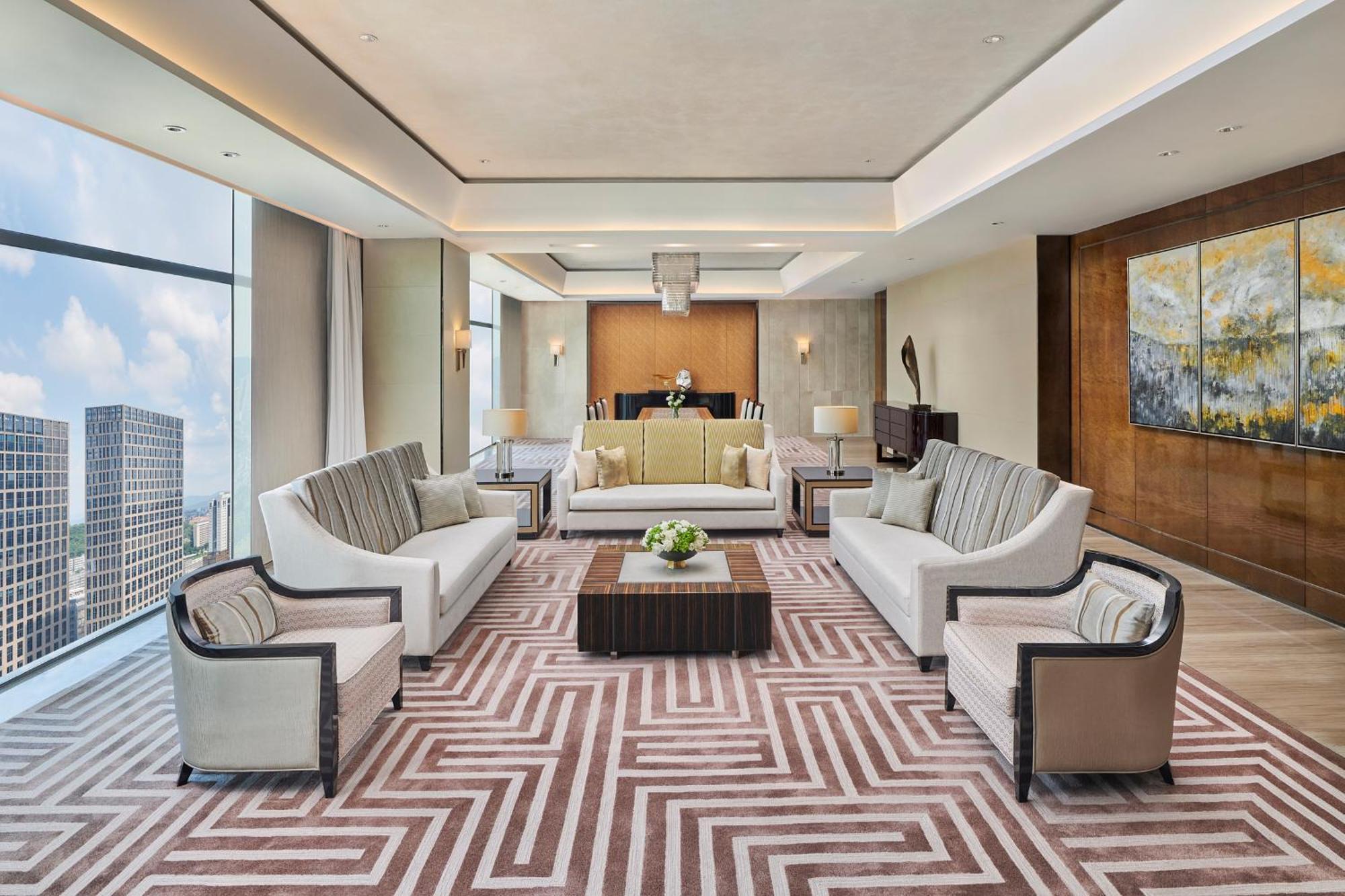 Hilton Guangzhou Tianhe - Free Shuttle Bus And Registration Counter Available During Canton Fair Period Zewnętrze zdjęcie The interior of a suite at the hotel